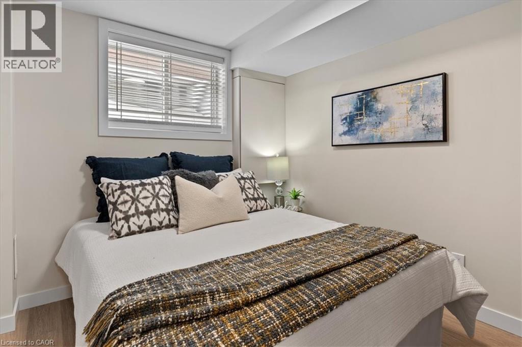 Photo 26 of 2 Pipers Green Court, Kitchener ON