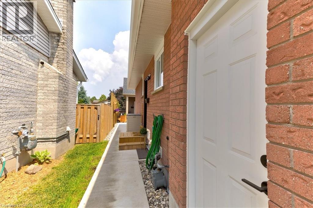 Photo 7 of 2 Pipers Green Court, Kitchener ON