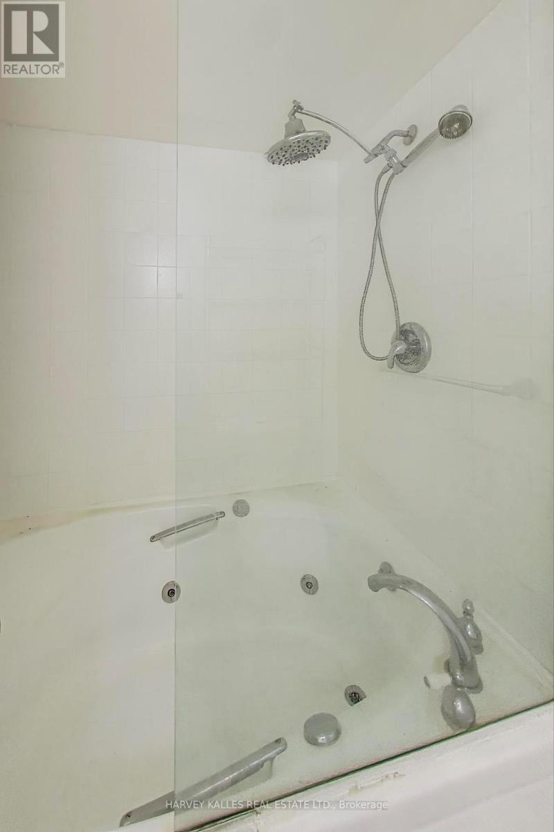 Photo 9 of 197 Park Avenue, East Gwillimbury ON