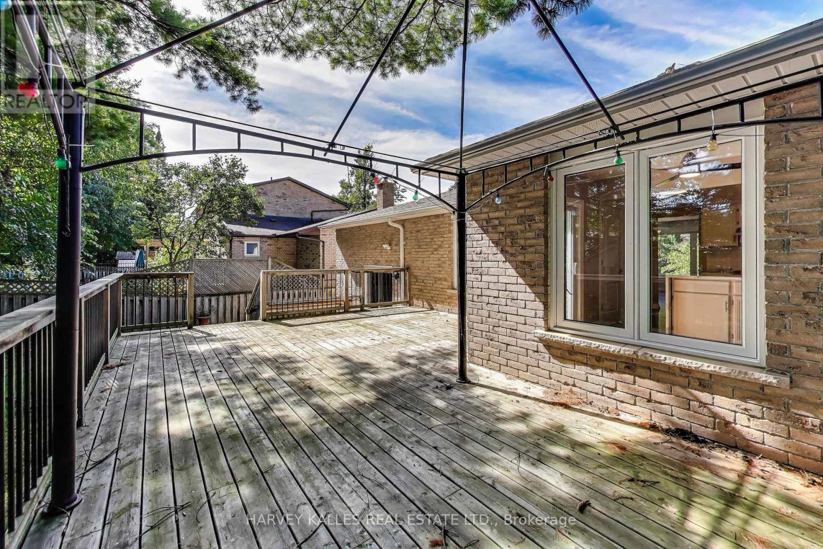 Photo 8 of 197 Park Avenue, East Gwillimbury ON