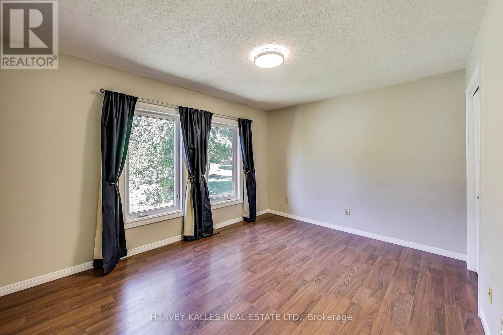 Photo 3 of 197 Park Avenue, East Gwillimbury ON