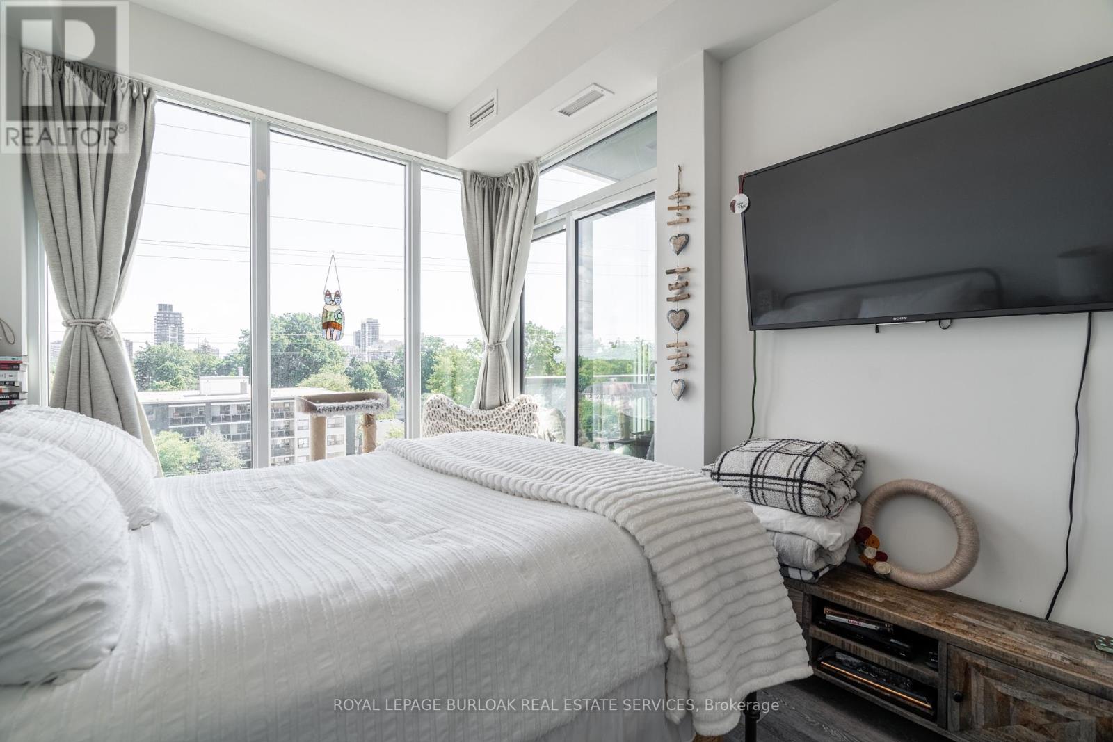 Photo 8 of 604 500 Brock Avenue, Burlington ON