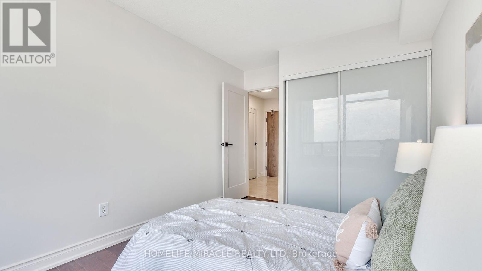 Photo 1 of 2009 550 Webb Drive, Mississauga ON