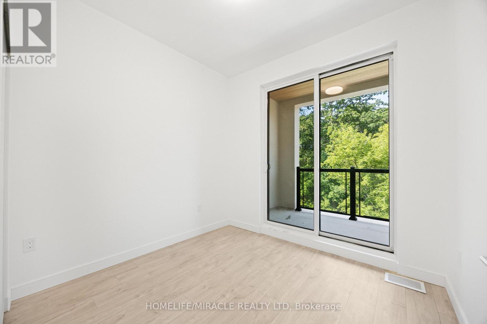 Photo 20 of 9 174 Clonmore Drive, Toronto ON