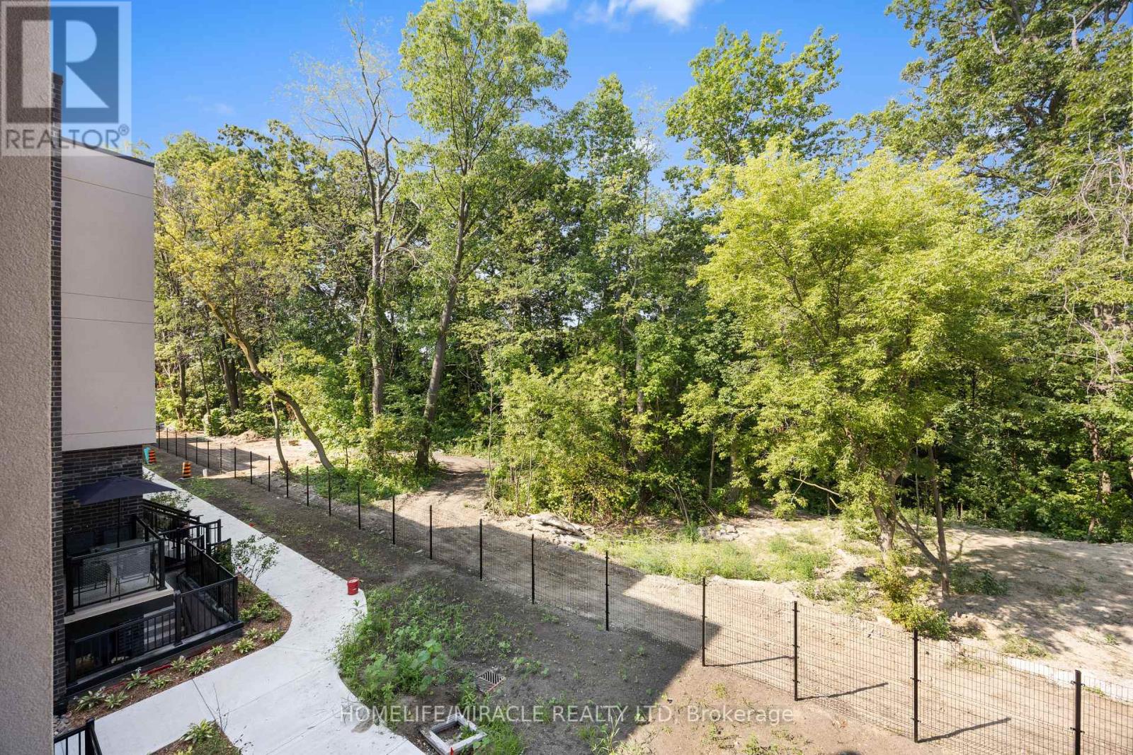 Photo 4 of 9 174 Clonmore Drive, Toronto ON