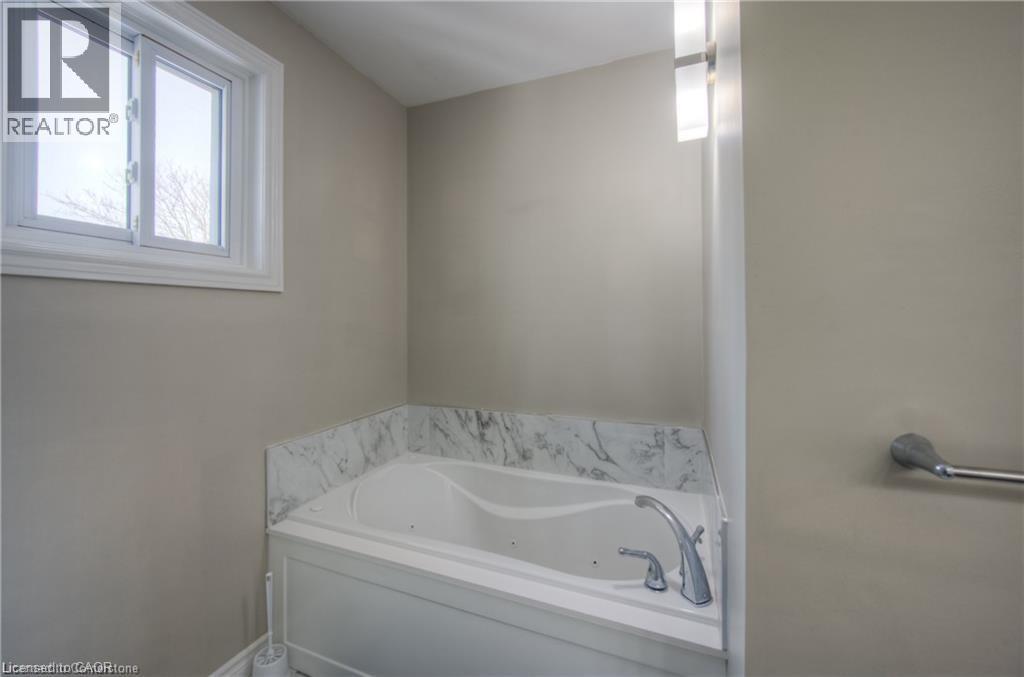 Photo 36 of 16 Beasley Crescent, Cambridge ON
