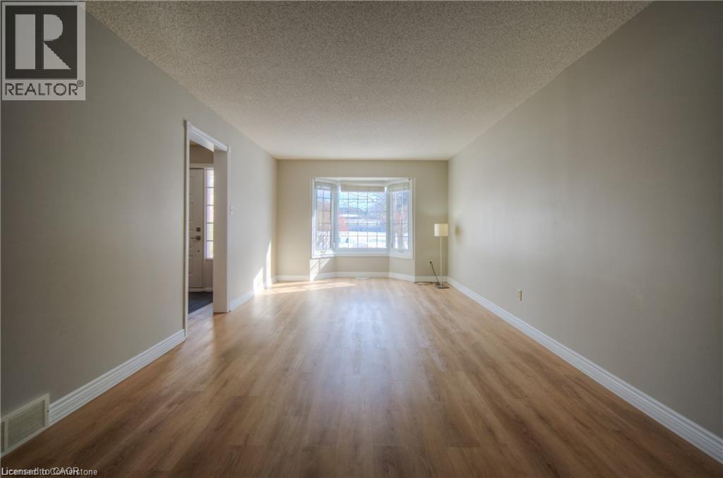 Photo 2 of 16 Beasley Crescent, Cambridge ON
