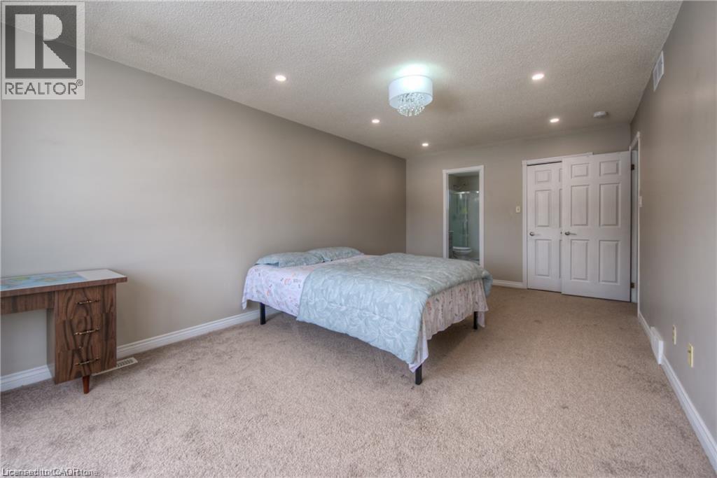 Photo 14 of 16 Beasley Crescent, Cambridge ON