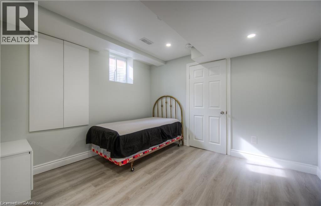 Photo 15 of 16 Beasley Crescent, Cambridge ON