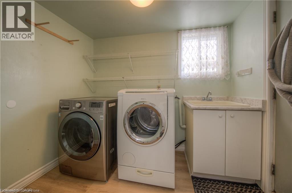 Photo 18 of 16 Beasley Crescent, Cambridge ON