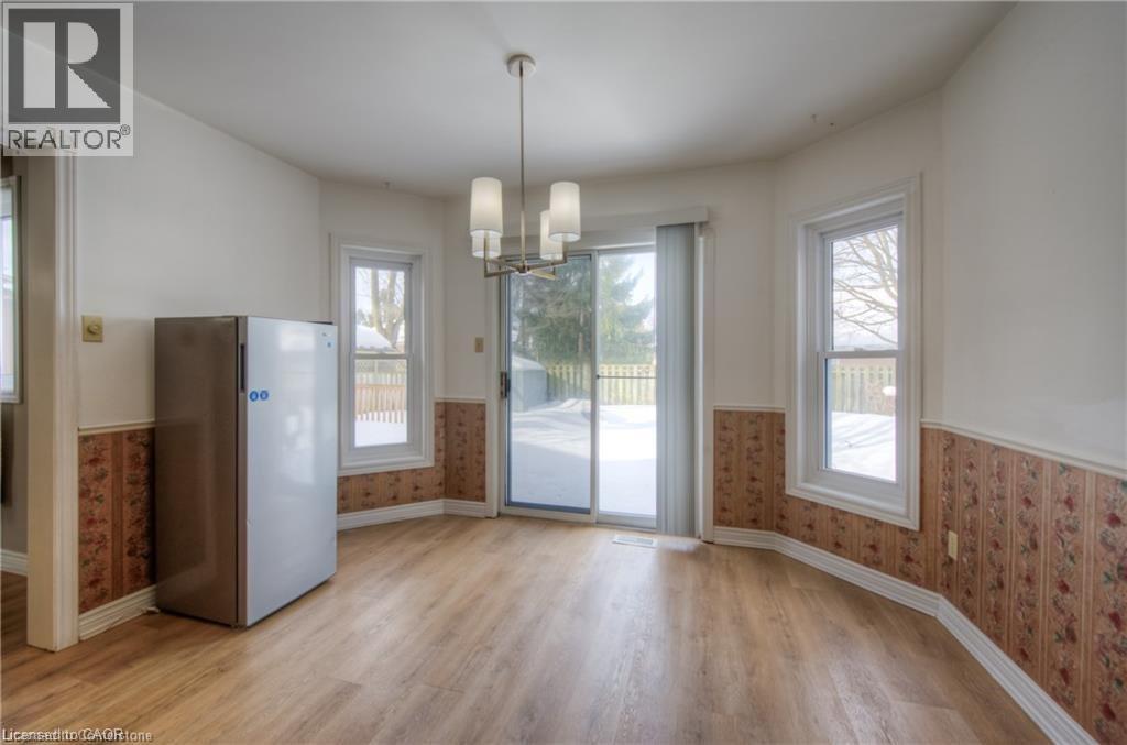 Photo 13 of 16 Beasley Crescent, Cambridge ON