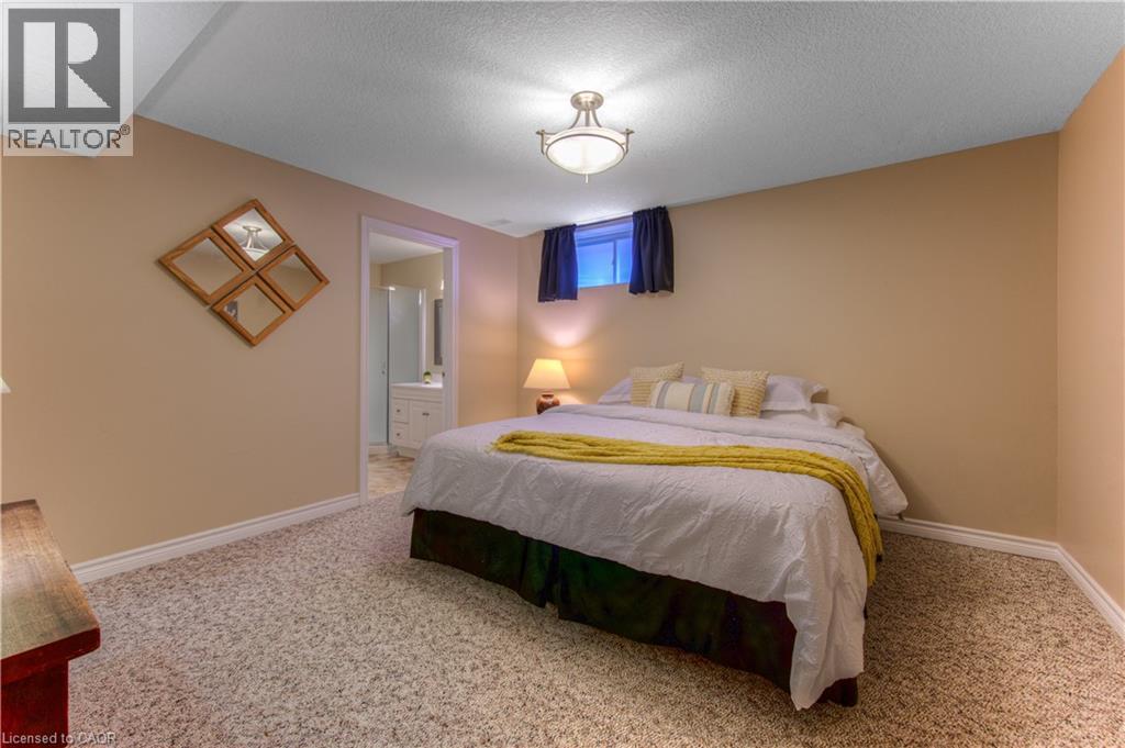 Photo 34 of 22 Orchard Way, New Hamburg ON