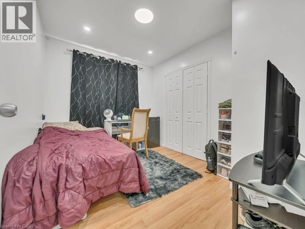 Photo 3 of 184 Cedarvale Crescent, Waterloo ON