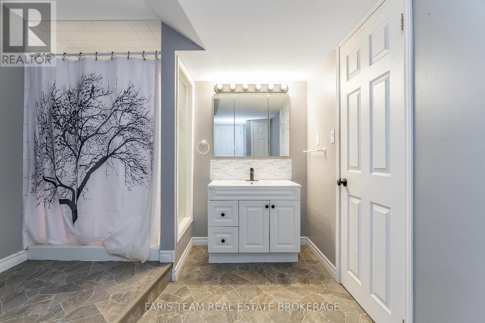 Photo 5 of 3563 Timberline Avenue, Severn ON