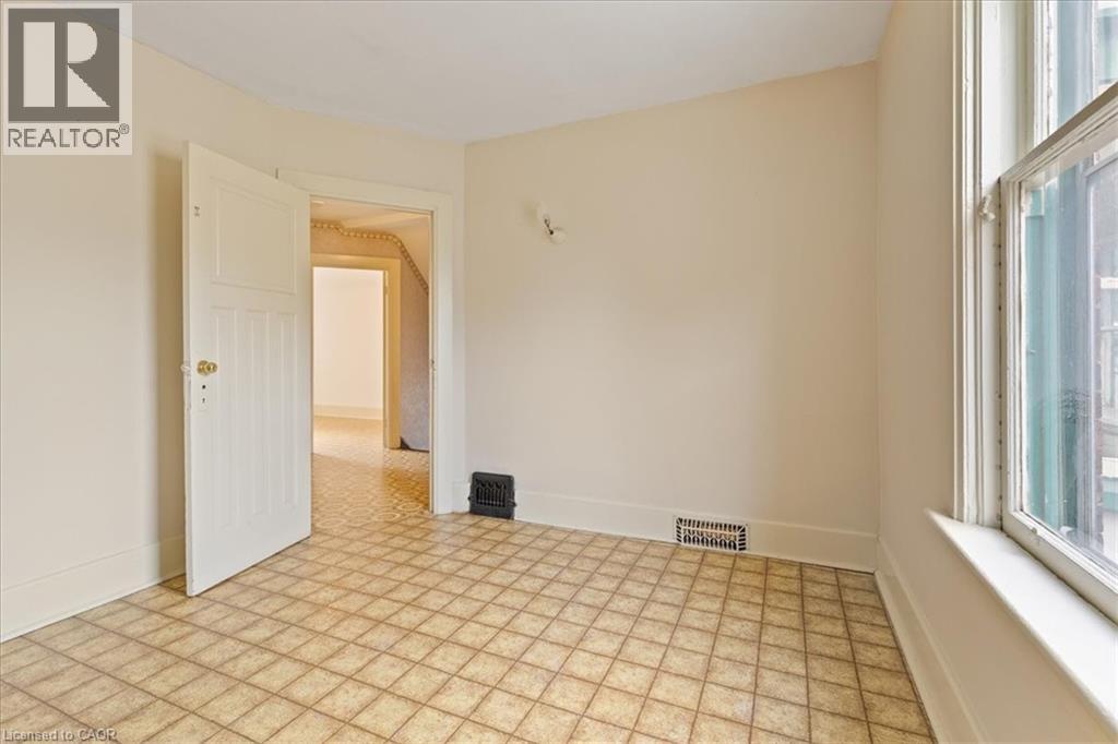 Photo 26 of 64 Lancaster Street E, Kitchener ON
