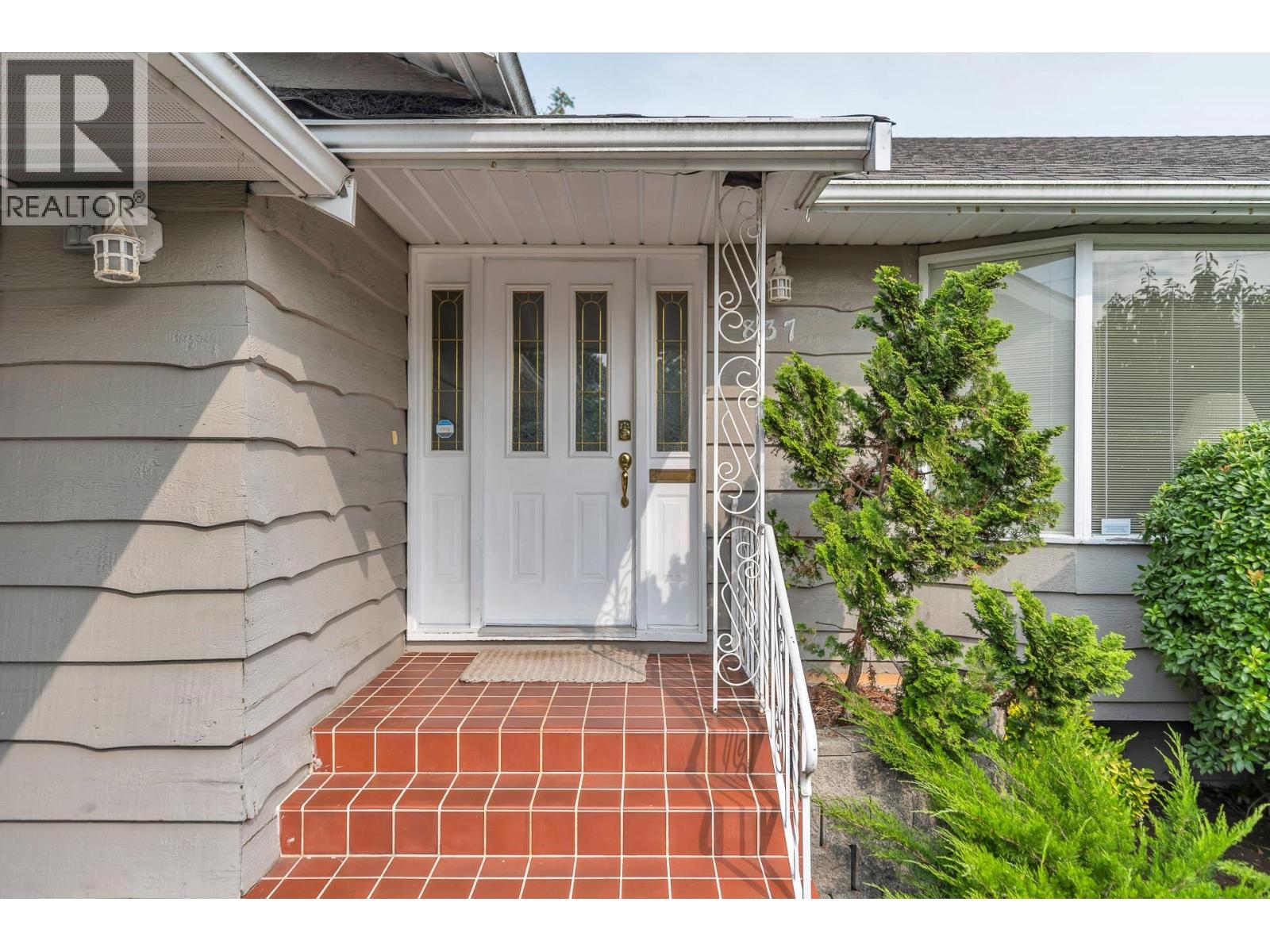 Photo 4 of 837 Poirier Street, Coquitlam BC