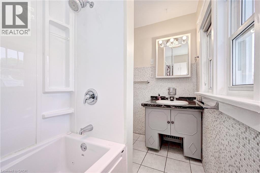 Photo 27 of 147 Courtland Avenue E, Kitchener ON