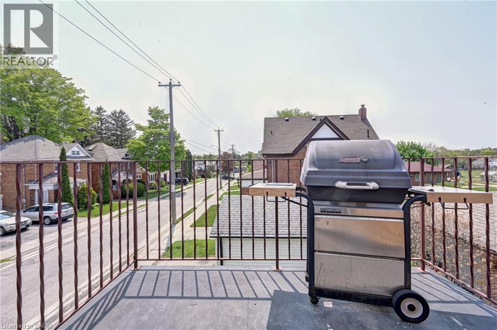 Photo 3 of 147 Courtland Avenue E, Kitchener ON