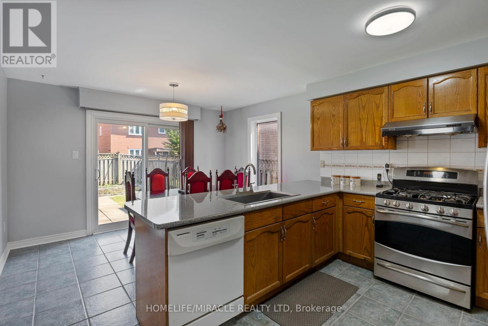 Photo 10 of 146 Roxbury Street, Markham ON