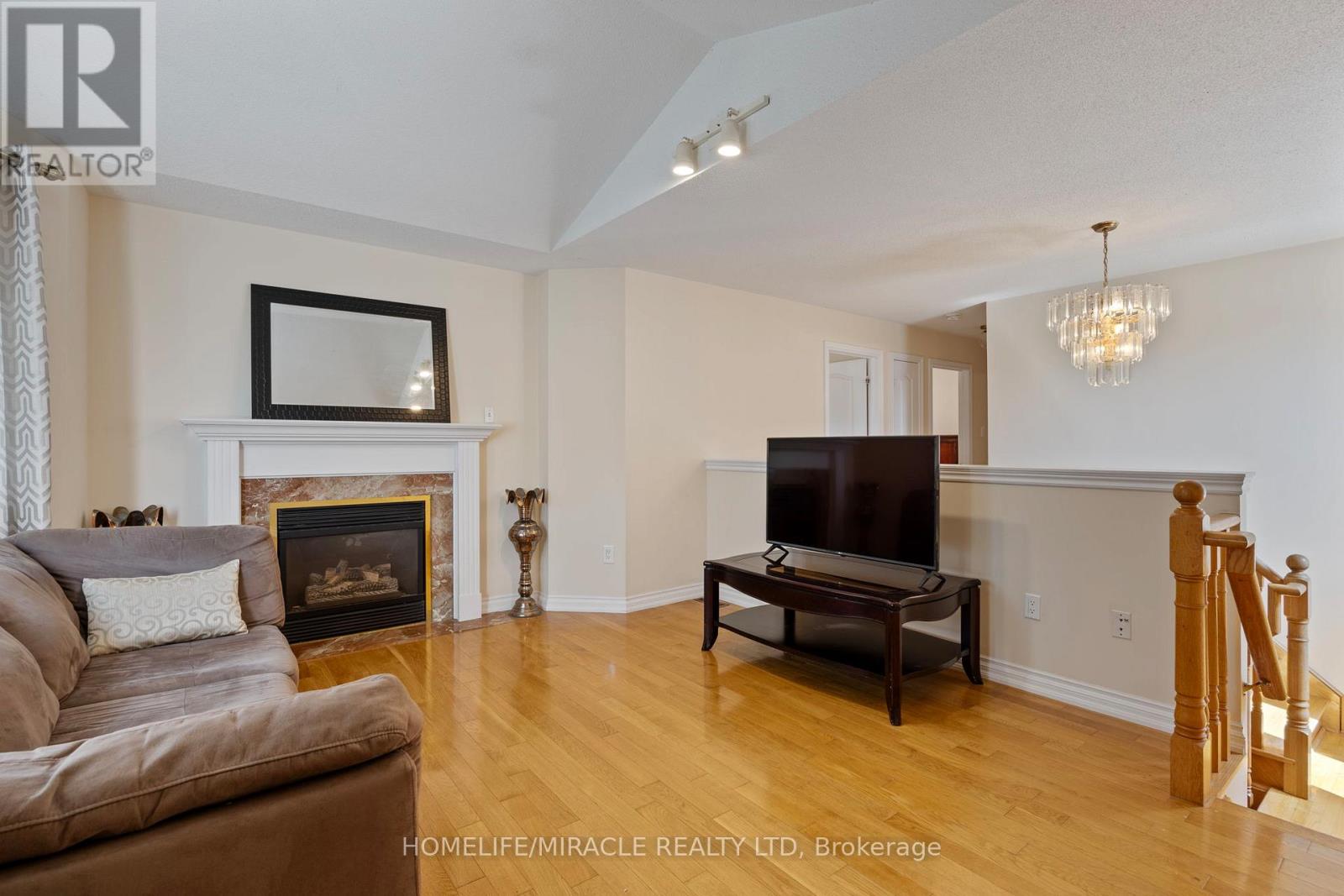 Photo 5 of 146 Roxbury Street, Markham ON
