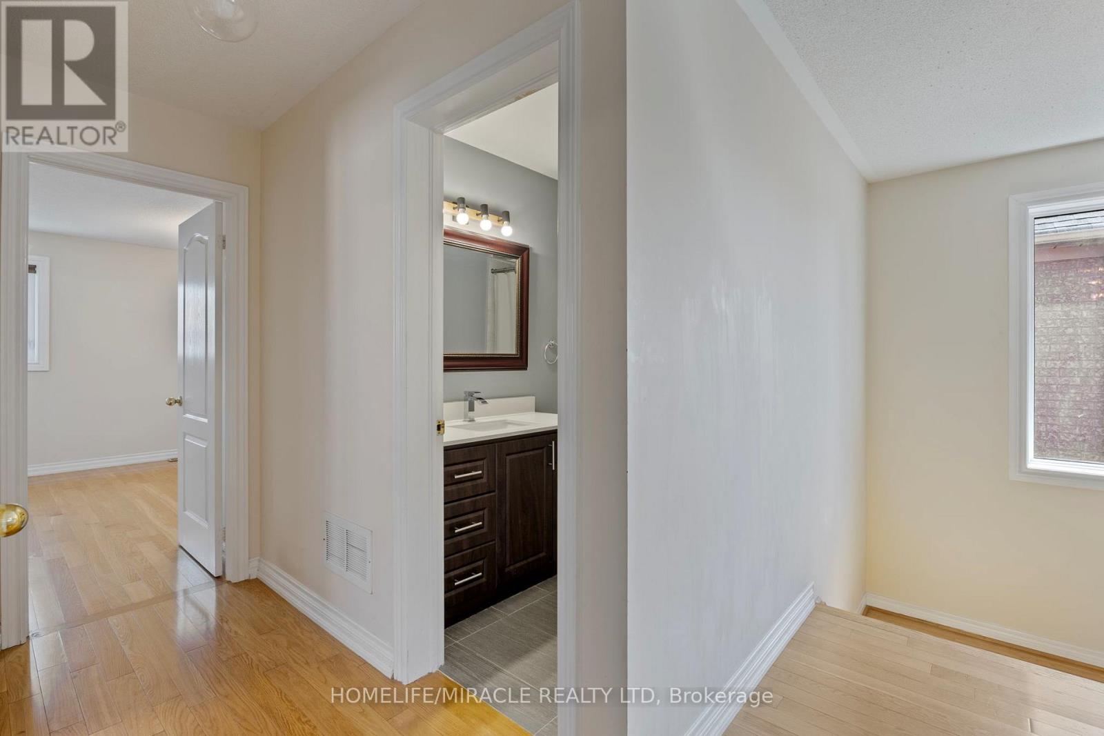 Photo 32 of 146 Roxbury Street, Markham ON