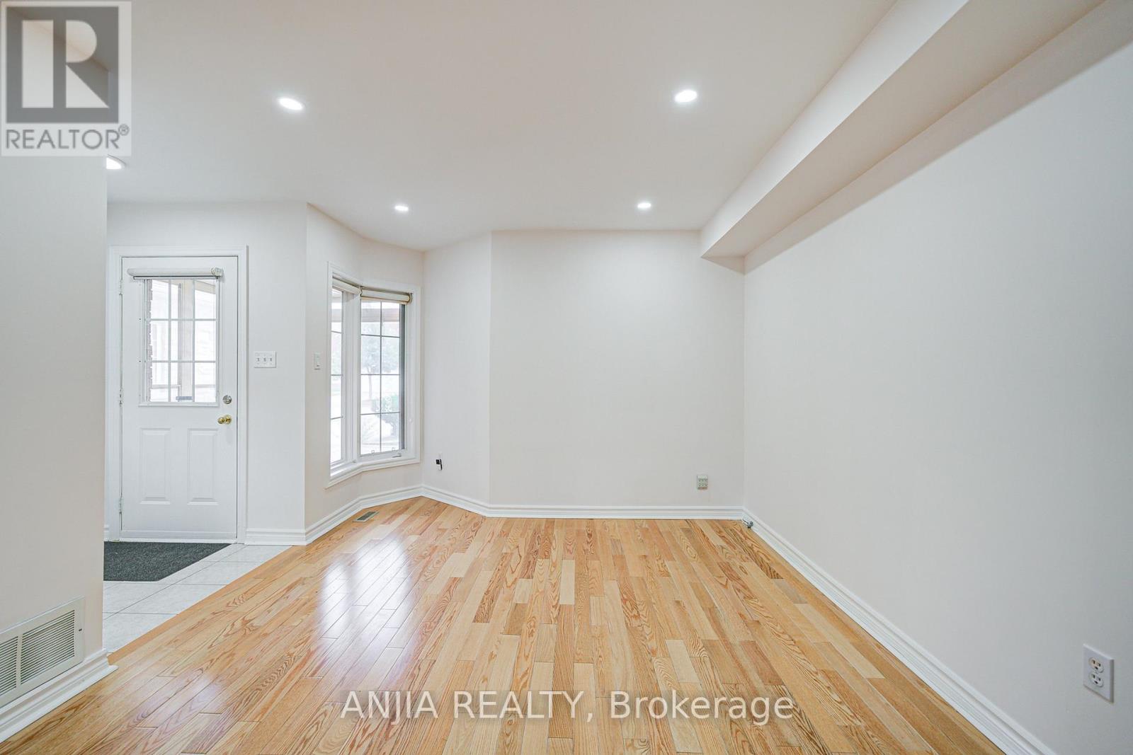 Photo 3 of 203 Milliken Meadows Drive, Markham ON