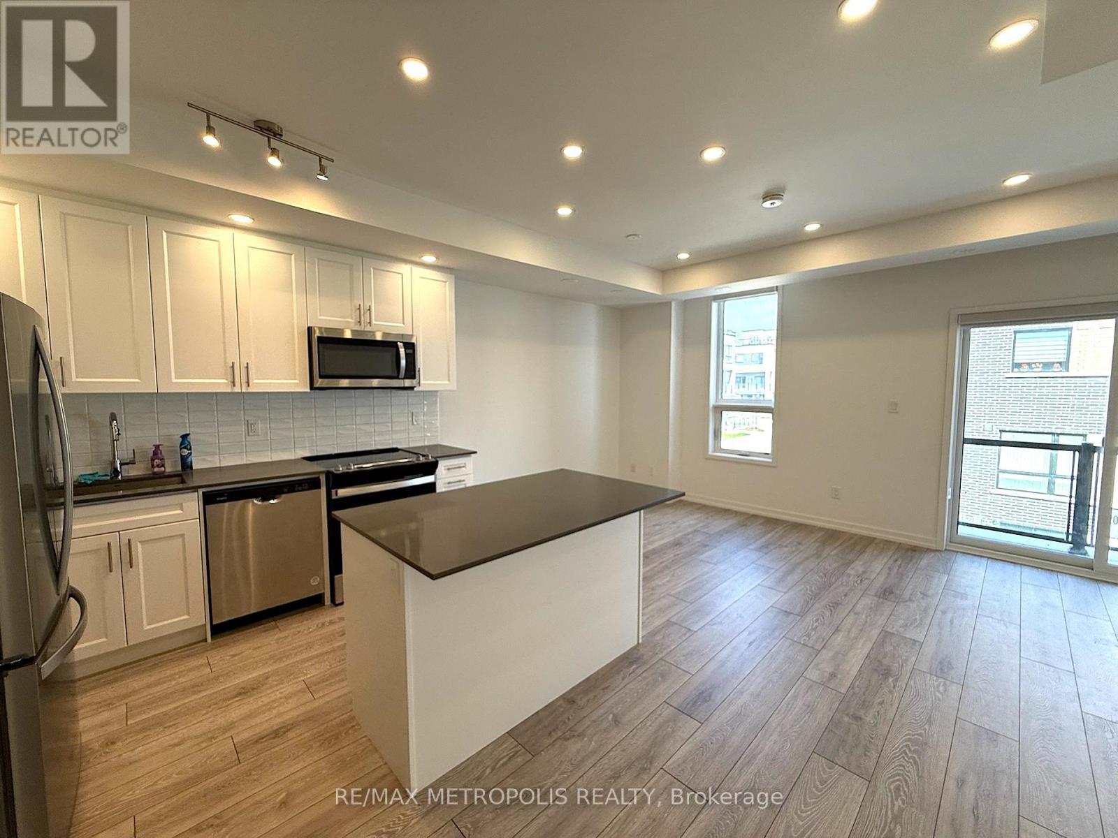 Photo 10 of 25 22 Lytham Green Circle, Newmarket ON