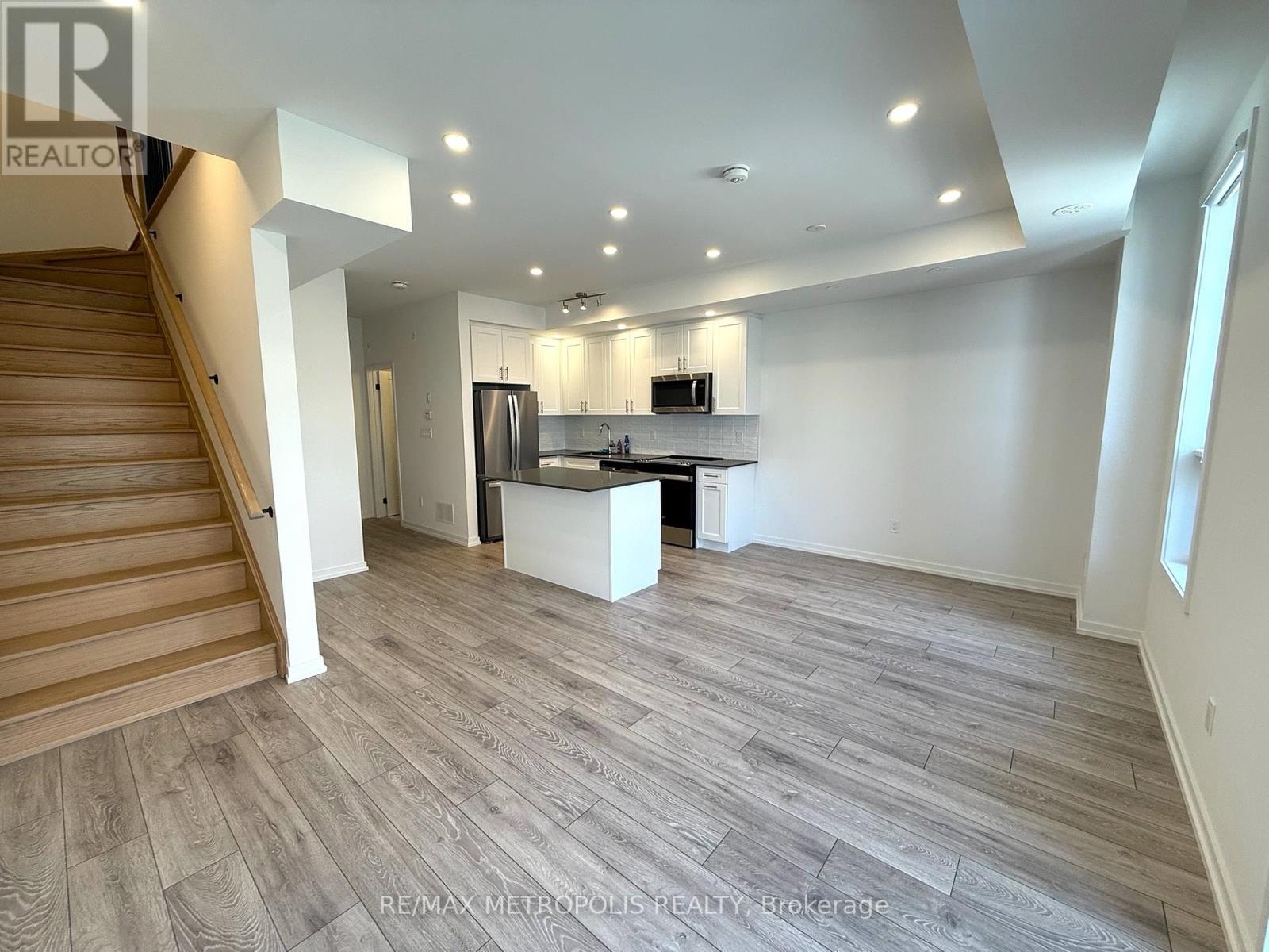 Photo 4 of 25 22 Lytham Green Circle, Newmarket ON