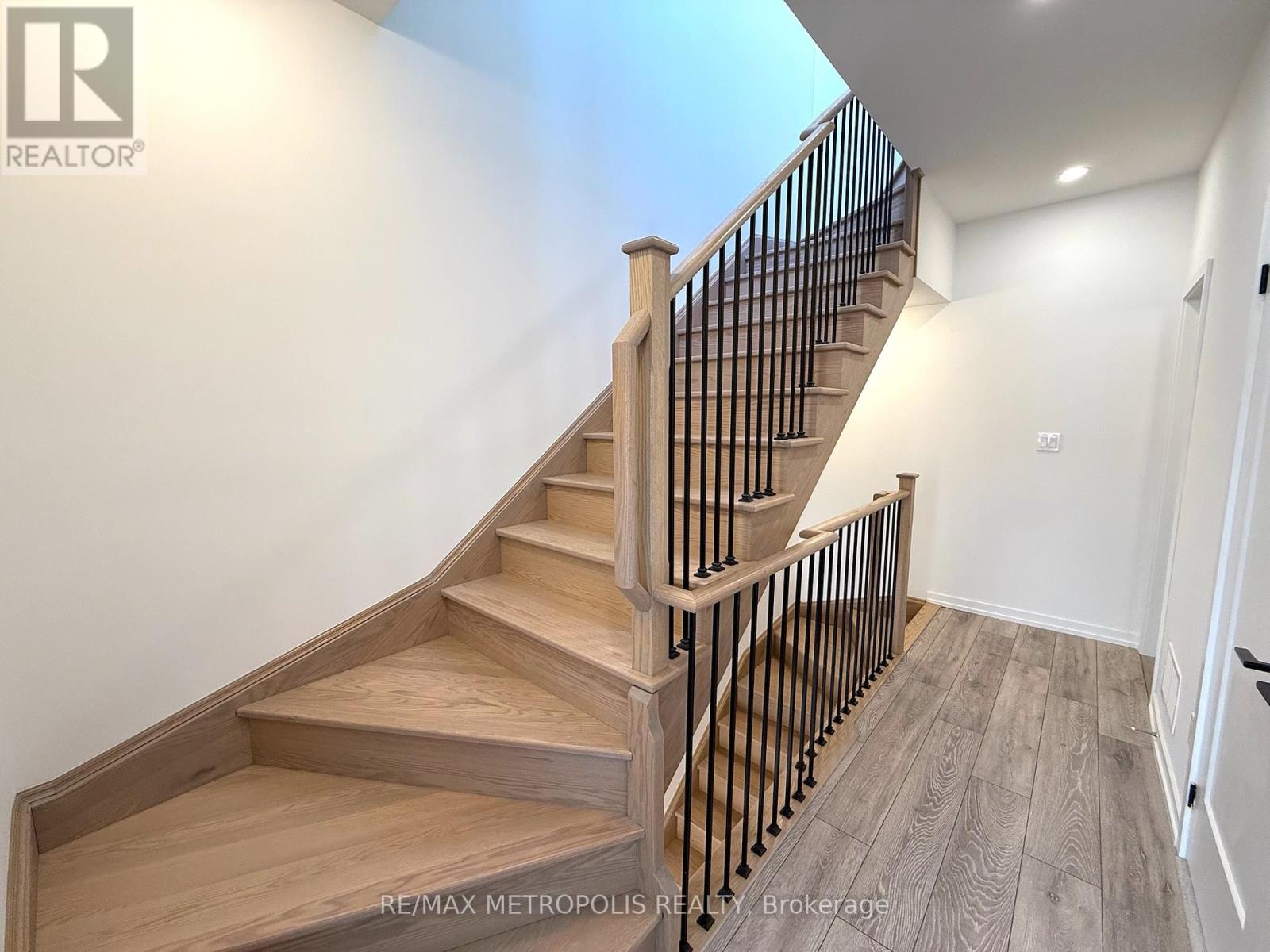 Photo 17 of 25 22 Lytham Green Circle, Newmarket ON