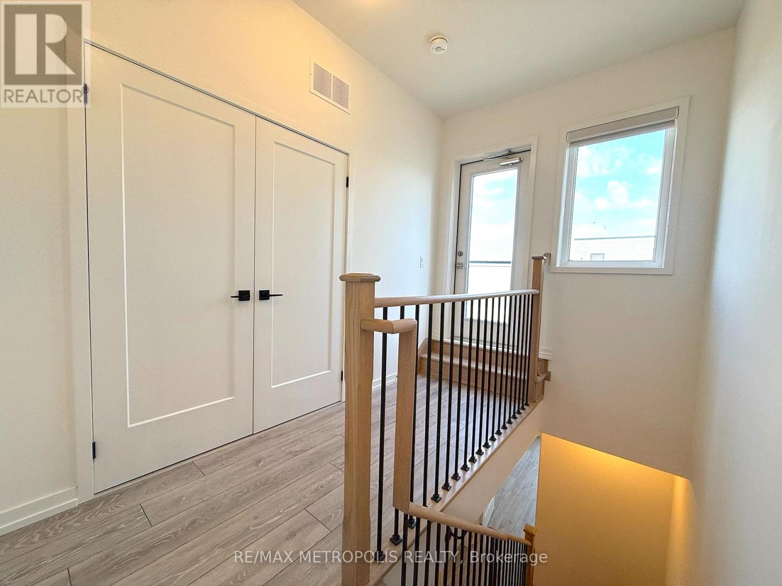 Photo 18 of 25 22 Lytham Green Circle, Newmarket ON