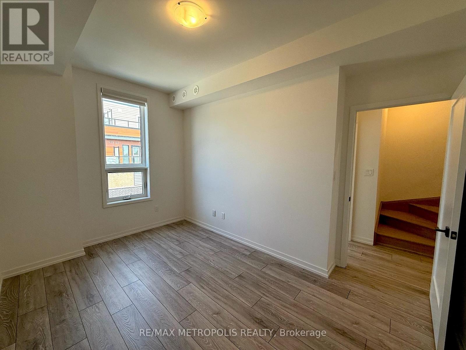 Photo 6 of 25 22 Lytham Green Circle, Newmarket ON