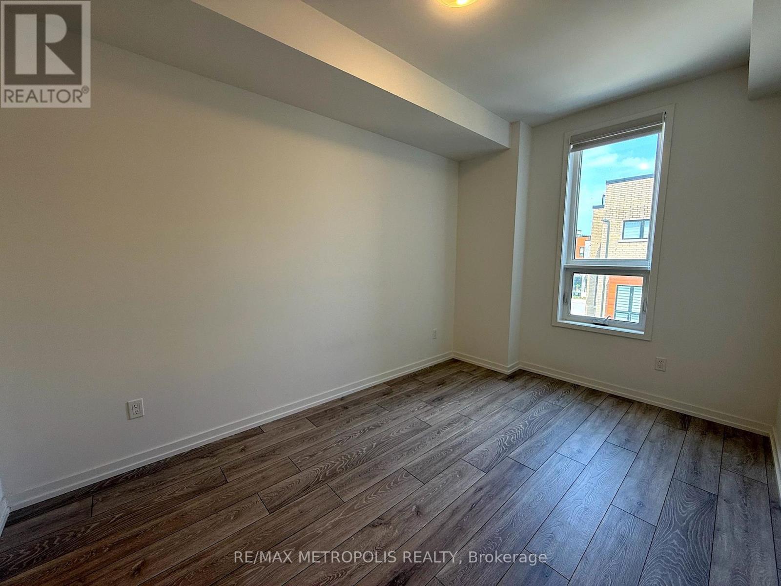 Photo 16 of 25 22 Lytham Green Circle, Newmarket ON