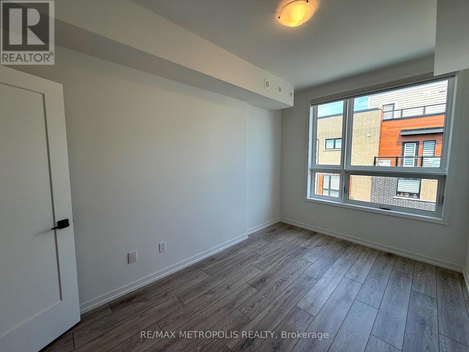Photo 21 of 25 22 Lytham Green Circle, Newmarket ON