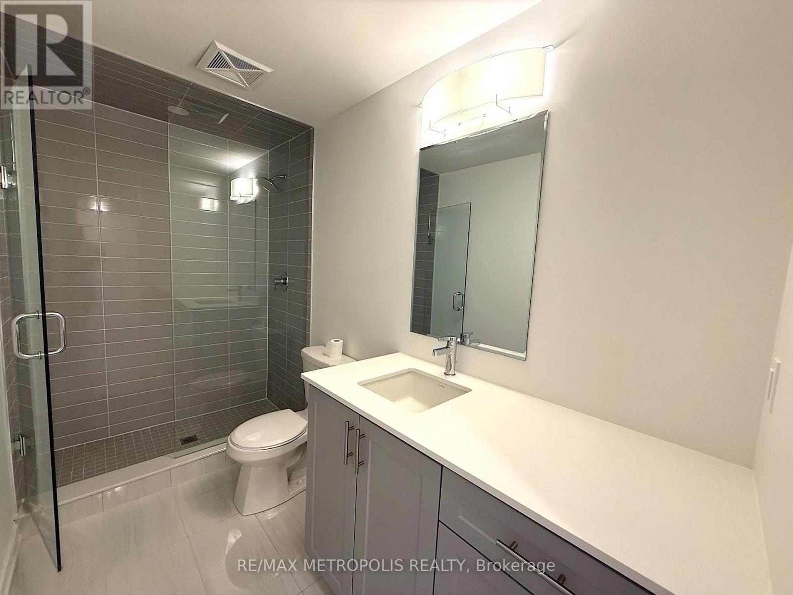 Photo 23 of 25 22 Lytham Green Circle, Newmarket ON