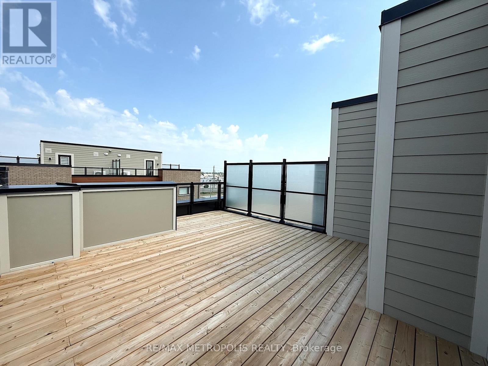 Photo 7 of 25 22 Lytham Green Circle, Newmarket ON