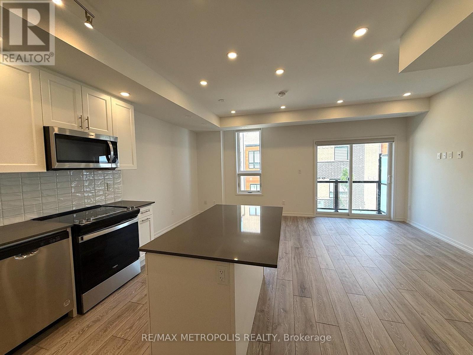 Photo 3 of 25 22 Lytham Green Circle, Newmarket ON