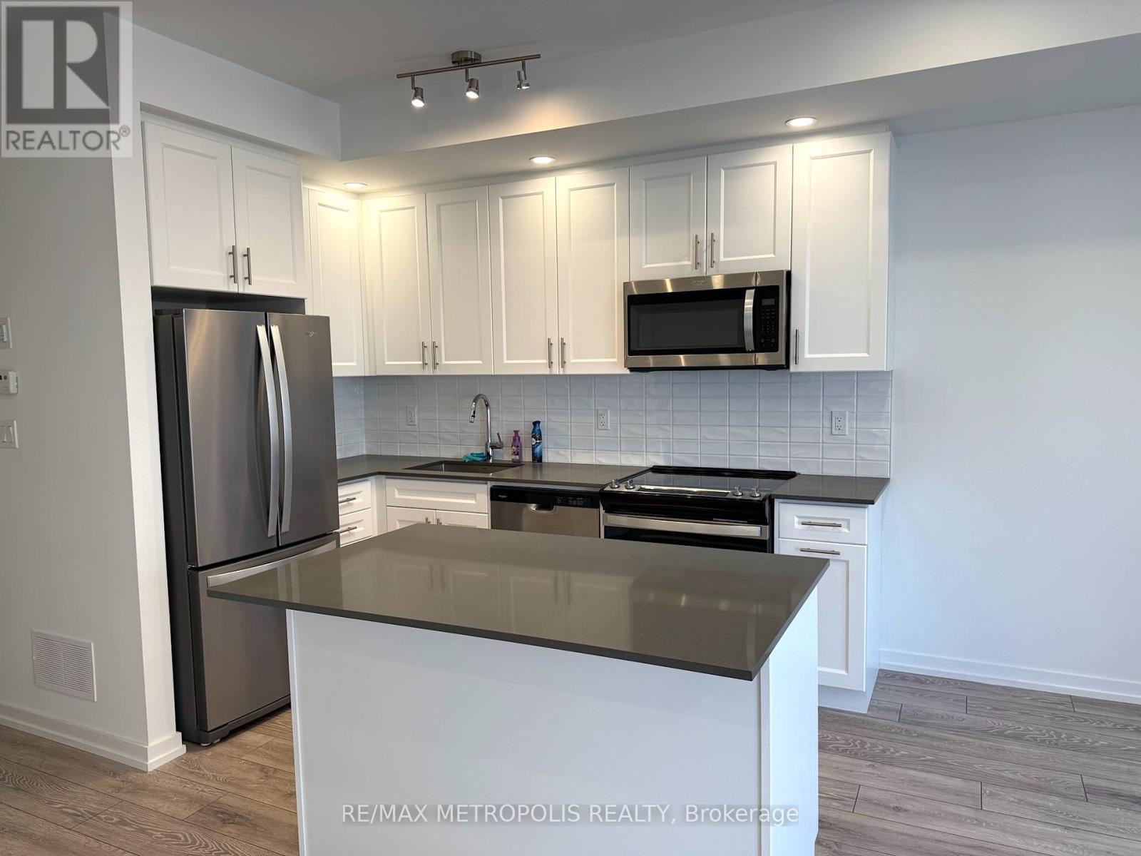 Photo 13 of 25 22 Lytham Green Circle, Newmarket ON