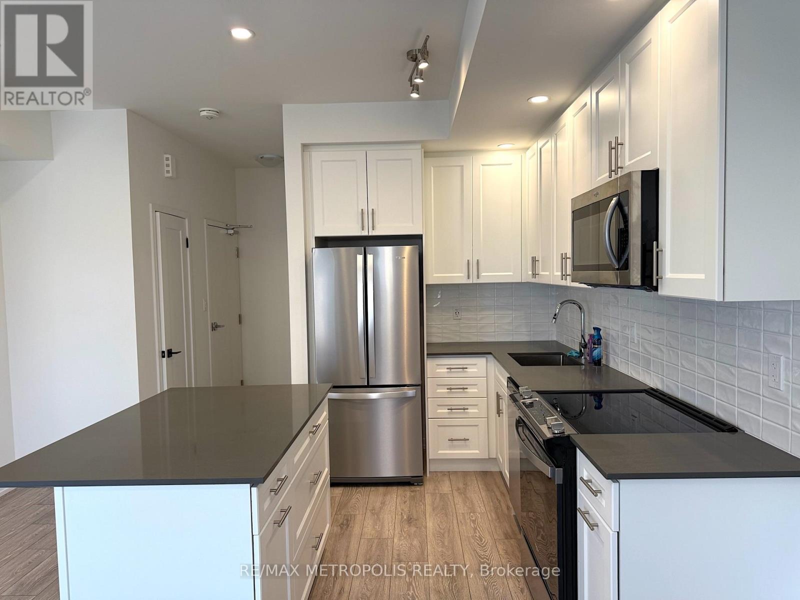 Photo 1 of 25 22 Lytham Green Circle, Newmarket ON