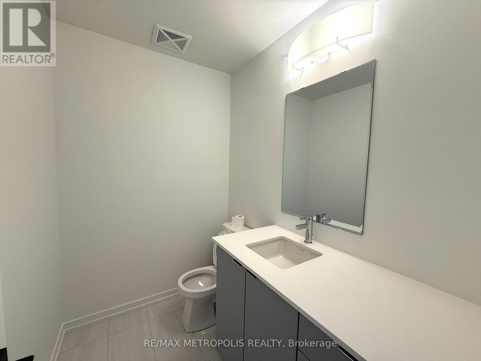Photo 5 of 25 22 Lytham Green Circle, Newmarket ON