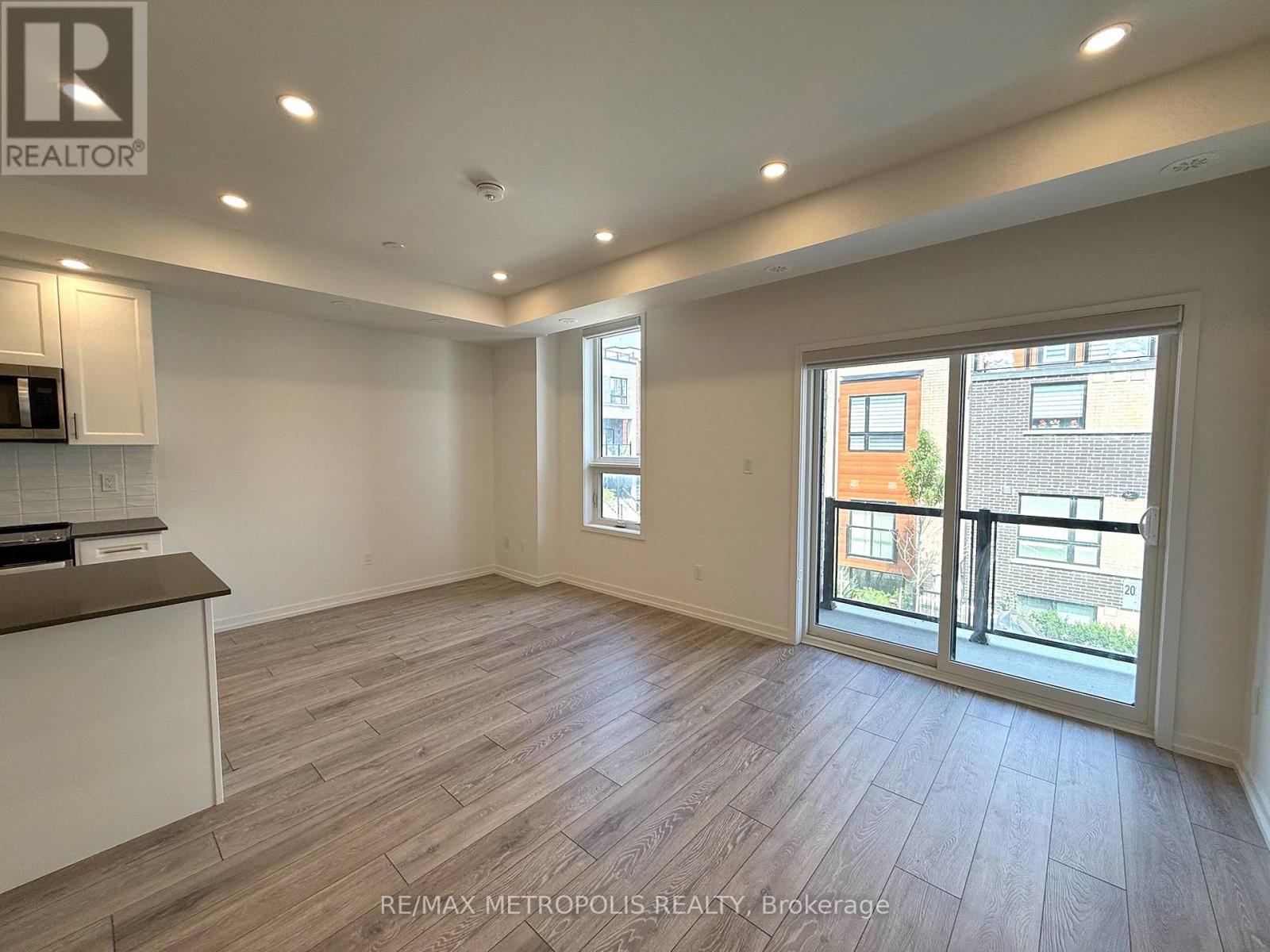 Photo 15 of 25 22 Lytham Green Circle, Newmarket ON