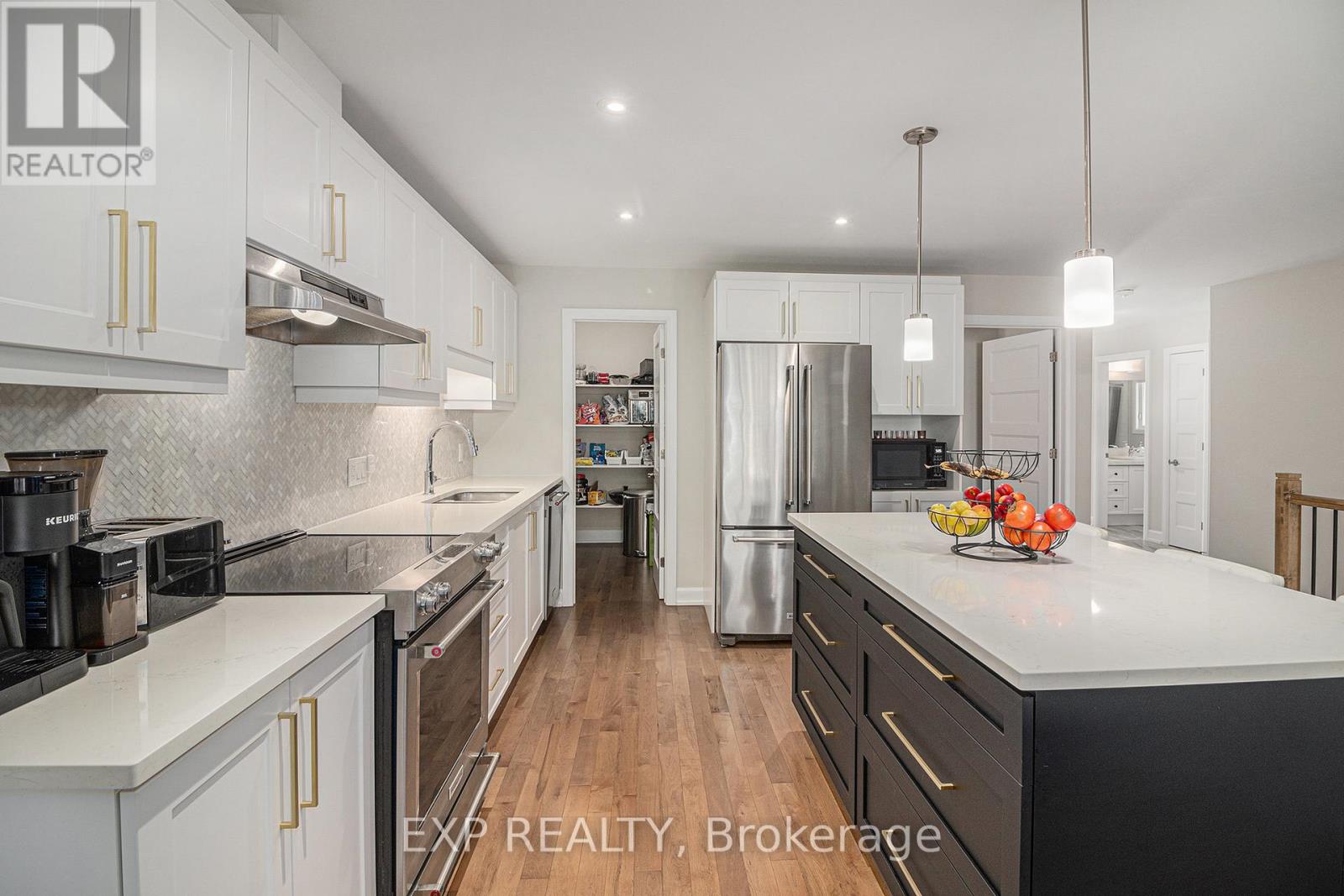 Photo 8 of 701 Azure Street, Russell ON