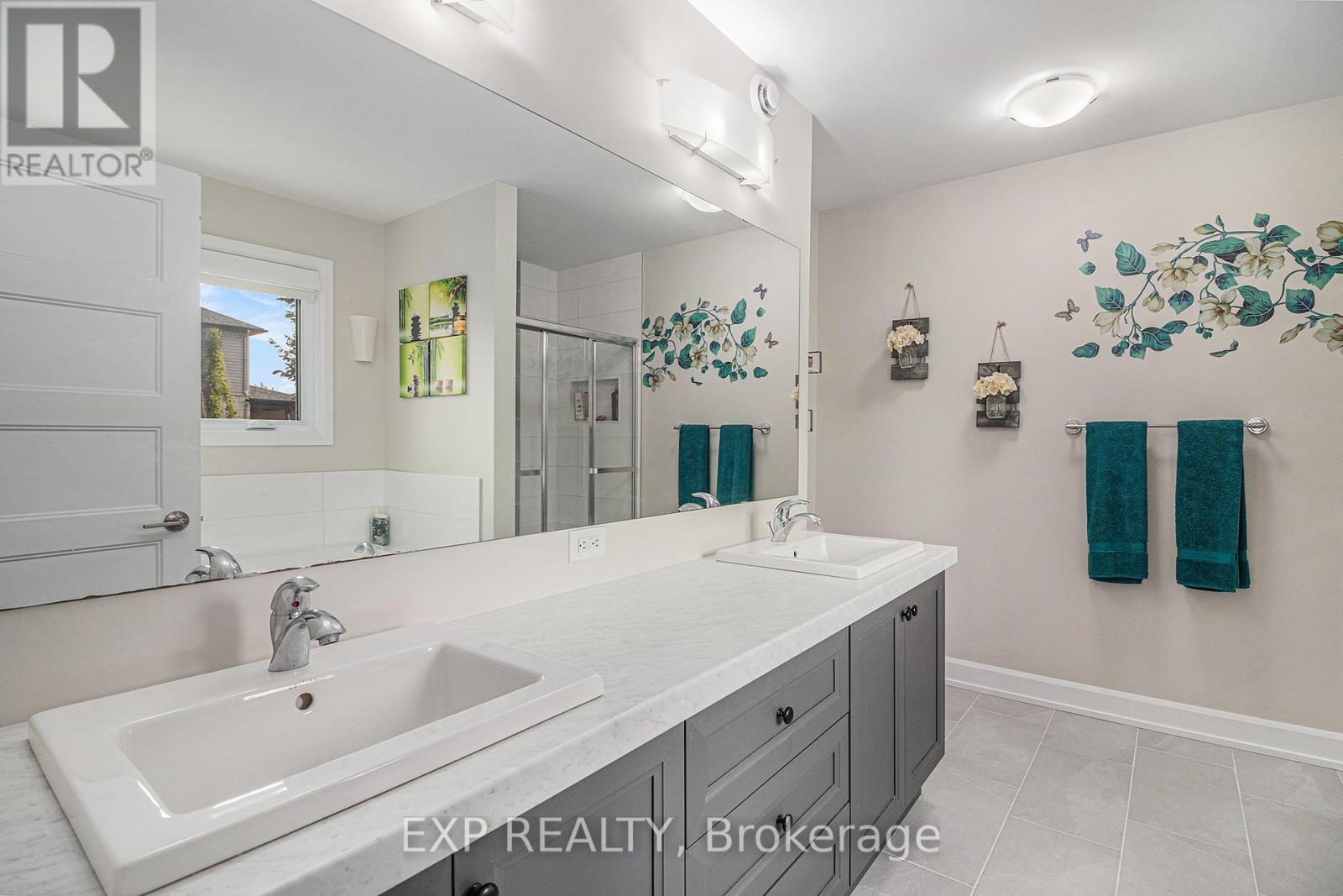 Photo 2 of 701 Azure Street, Russell ON
