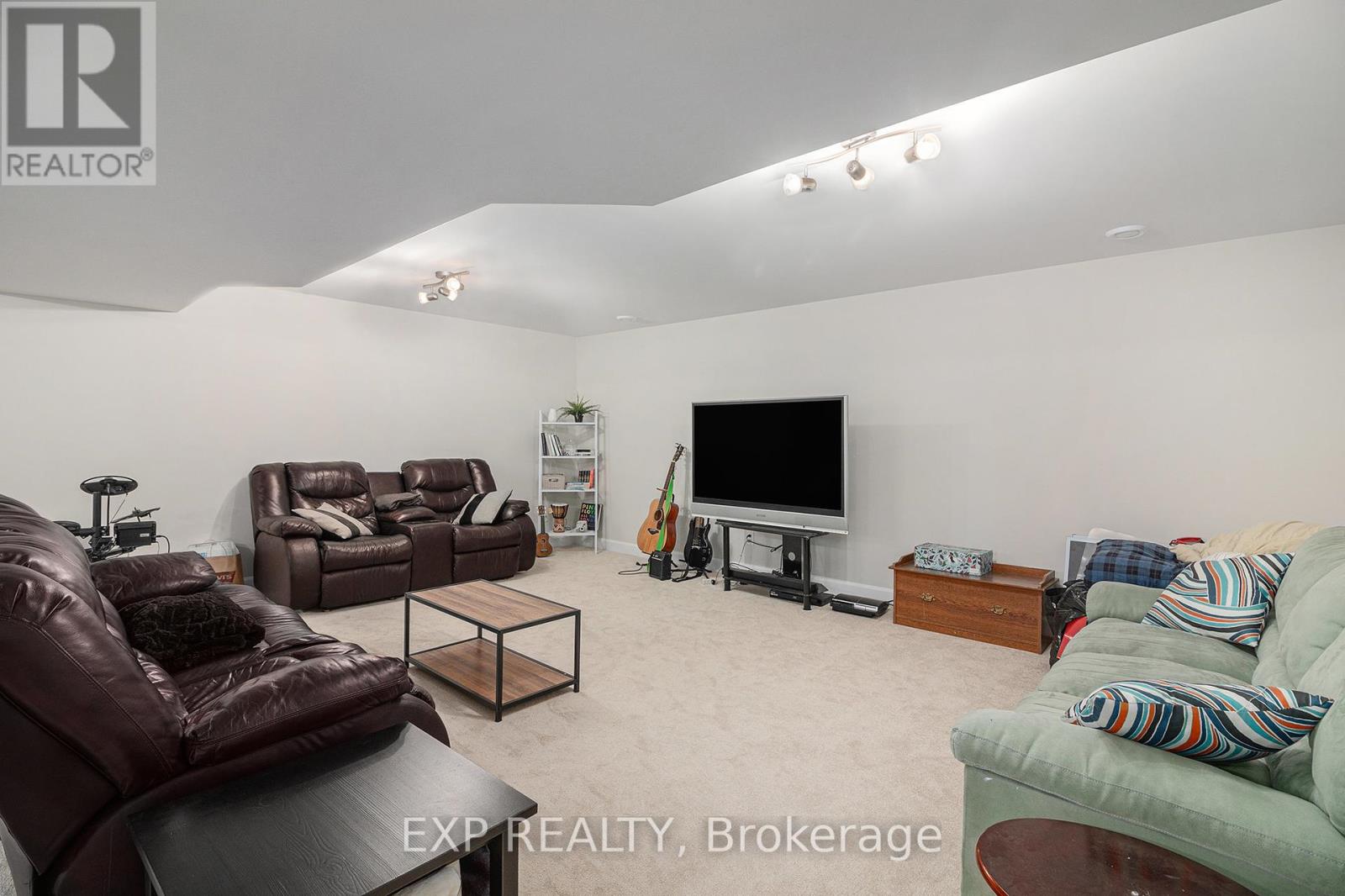 Photo 22 of 701 Azure Street, Russell ON