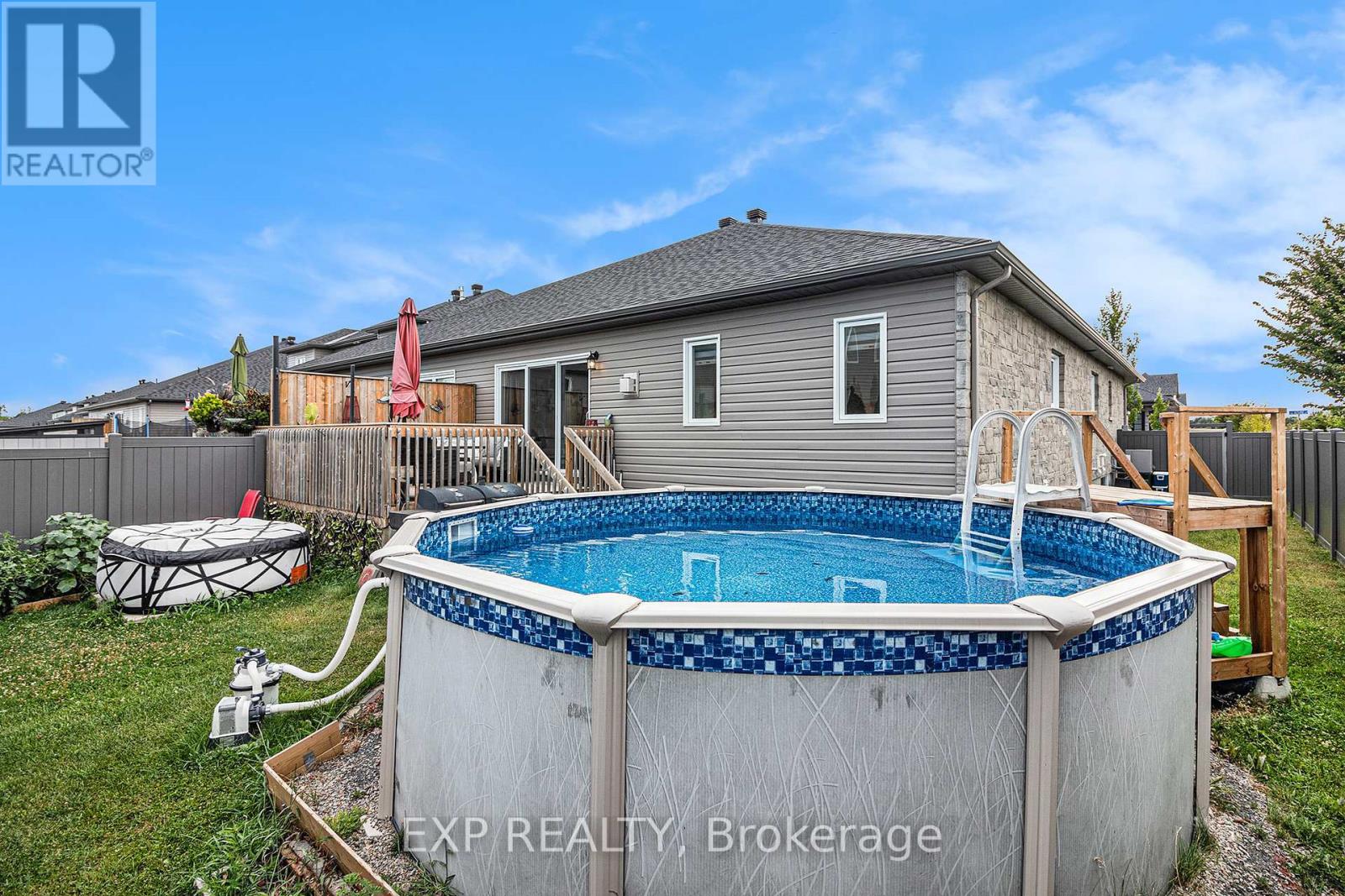 Photo 4 of 701 Azure Street, Russell ON