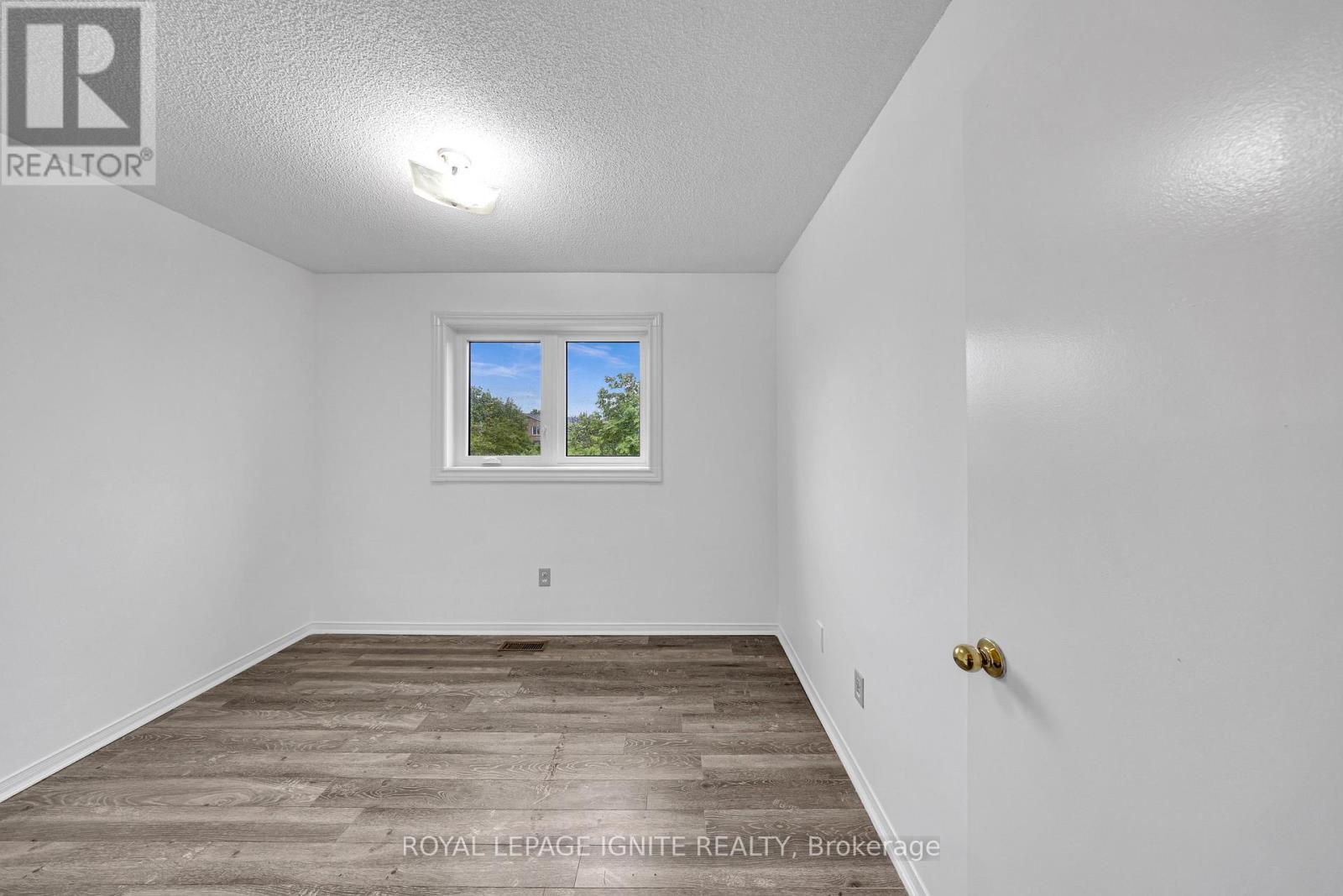 Photo 30 of 21 Toba Crescent, Brampton ON