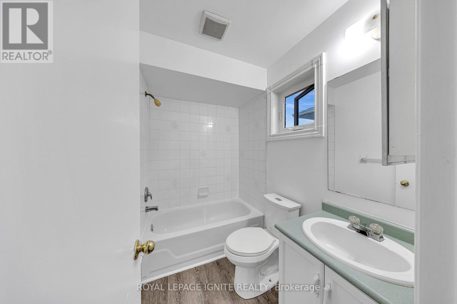 Photo 25 of 21 Toba Crescent, Brampton ON