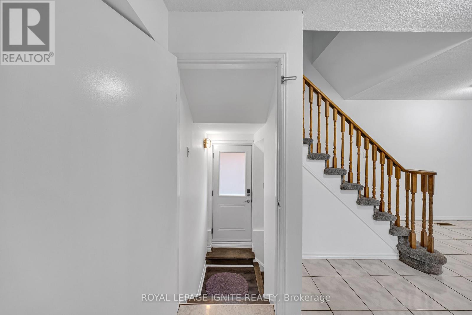 Photo 3 of 21 Toba Crescent, Brampton ON