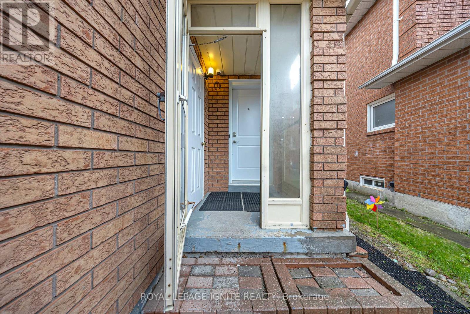 Photo 11 of 21 Toba Crescent, Brampton ON