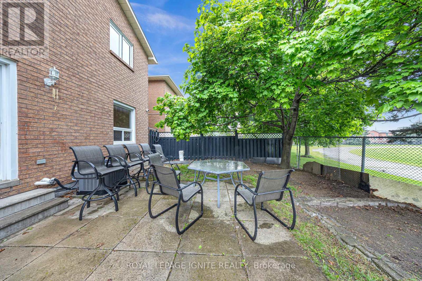 Photo 4 of 21 Toba Crescent, Brampton ON