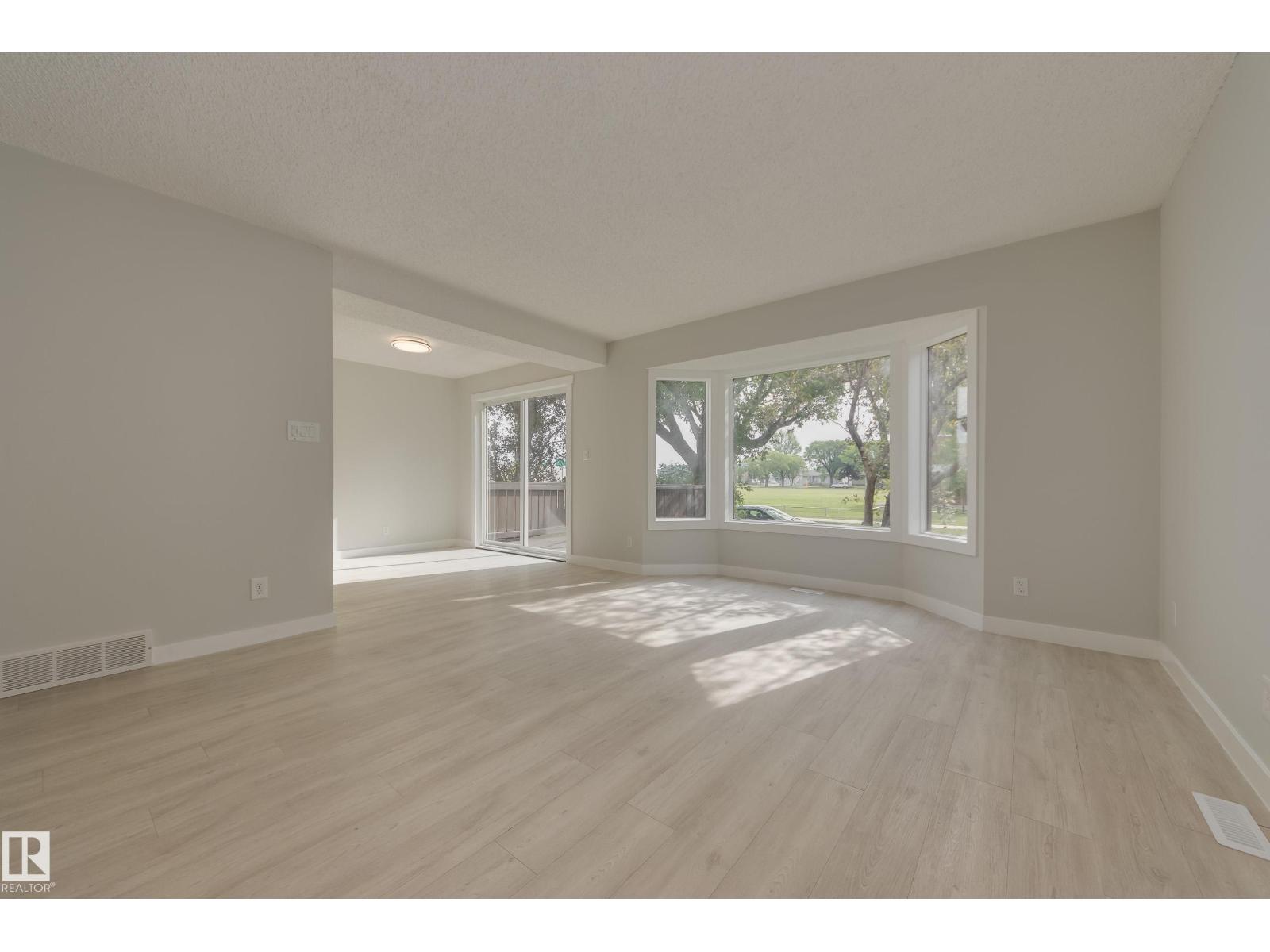 Photo 24 of 12430 85 St Nw, Edmonton AB